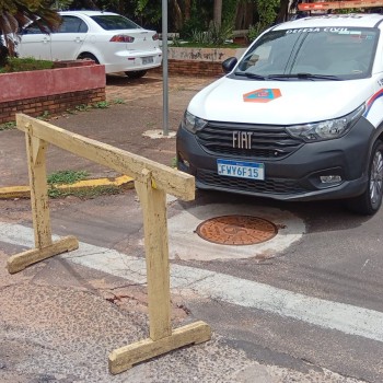 Chuvas provocam buracos em vias públicas e Defesa Civil atua na sinalização